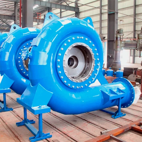 Turbina hidráulica para utilização em usinas hidráulicas, ela possui o tamanho de uma pessoa e sua cor é azul piscina.