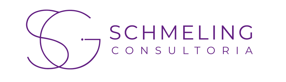 Logotipo da empresa, com a junção da letra S e G com a escrita Schmeling Consultoria, as quais se sobrepõe, sua cor é em tonalidades suaves de roxo.