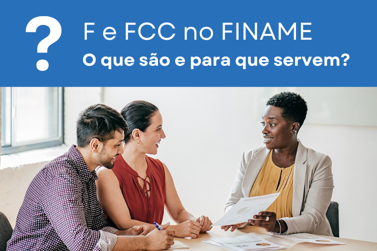 Essa imagem apresenta o texto: 'F e FCC no FINAME - O que são e para que servem?' e mostra três pessoas avaliando gráficos impressos em uma folha. Elas estão em volta de uma mesa em uma sala de reuniões e, pela expressão em seus rostos, é possível perceber que os resultados nas folhas as deixaram felizes.