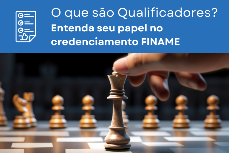 Essa imagem apresenta o texto: 'O que são Qualificadores? Entenda seu papel no credenciamento FINAME' e mostra um jogo de xadrez visto de forma horizontal. As peças são de madeira, e o tabuleiro apresenta algumas casas levemente desalinhadas. Uma mão toca suavemente a peça do rei, e ao fundo vemos 5 peões, 1 torre, 1 cavalo e parcialmente o que parece ser um bispo.